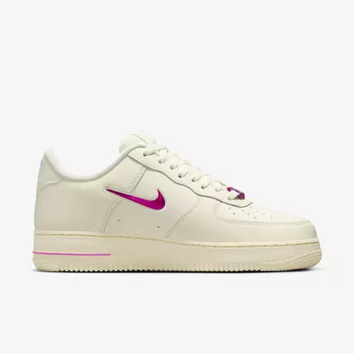 Tênis Nike Air Force 1 'Coconut Milk' - Bege e Rosa