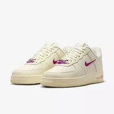 Tênis Nike Air Force 1 'Coconut Milk' - Bege e Rosa