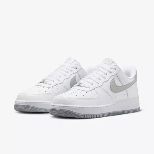 Tênis Nike Air Force 1 07 - Branco e Cinza