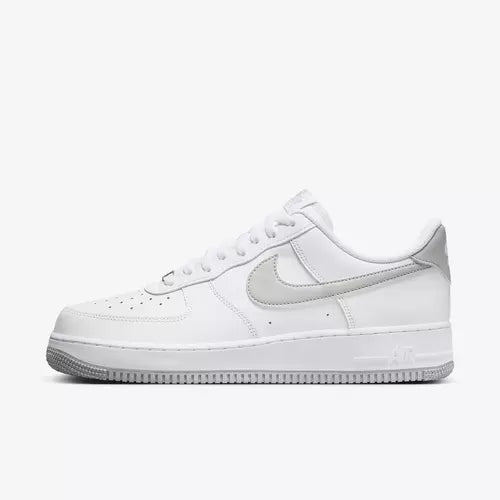 Tênis Nike Air Force 1 07 - Branco e Cinza